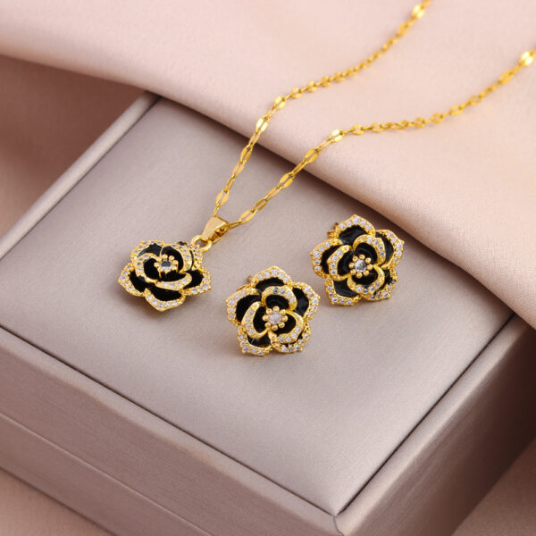 Temperament Entry Lux Micro-inlaid Zirconium Black Rose Necklace